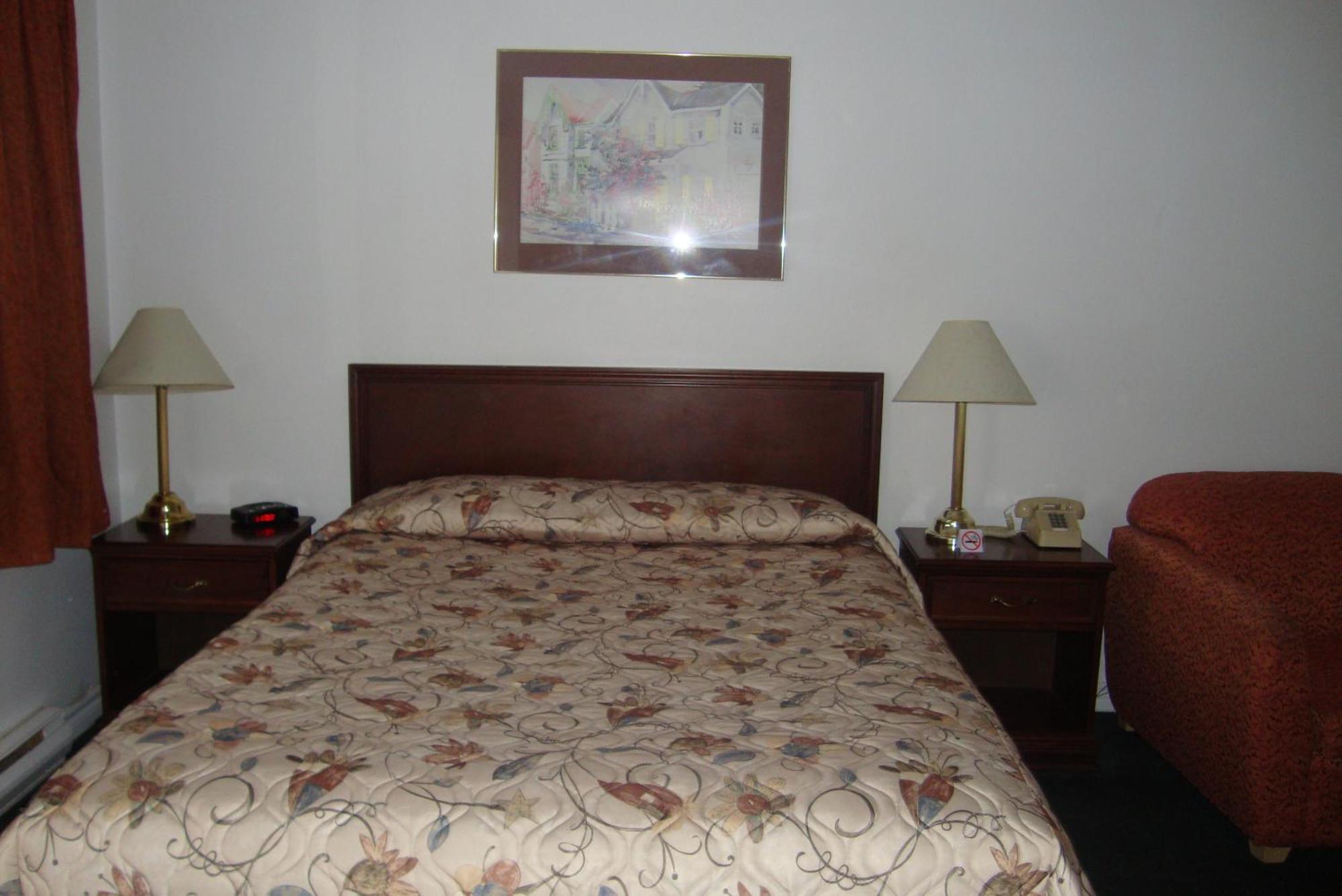 Royal Napanee Inn Greater Napanee ภายนอก รูปภาพ