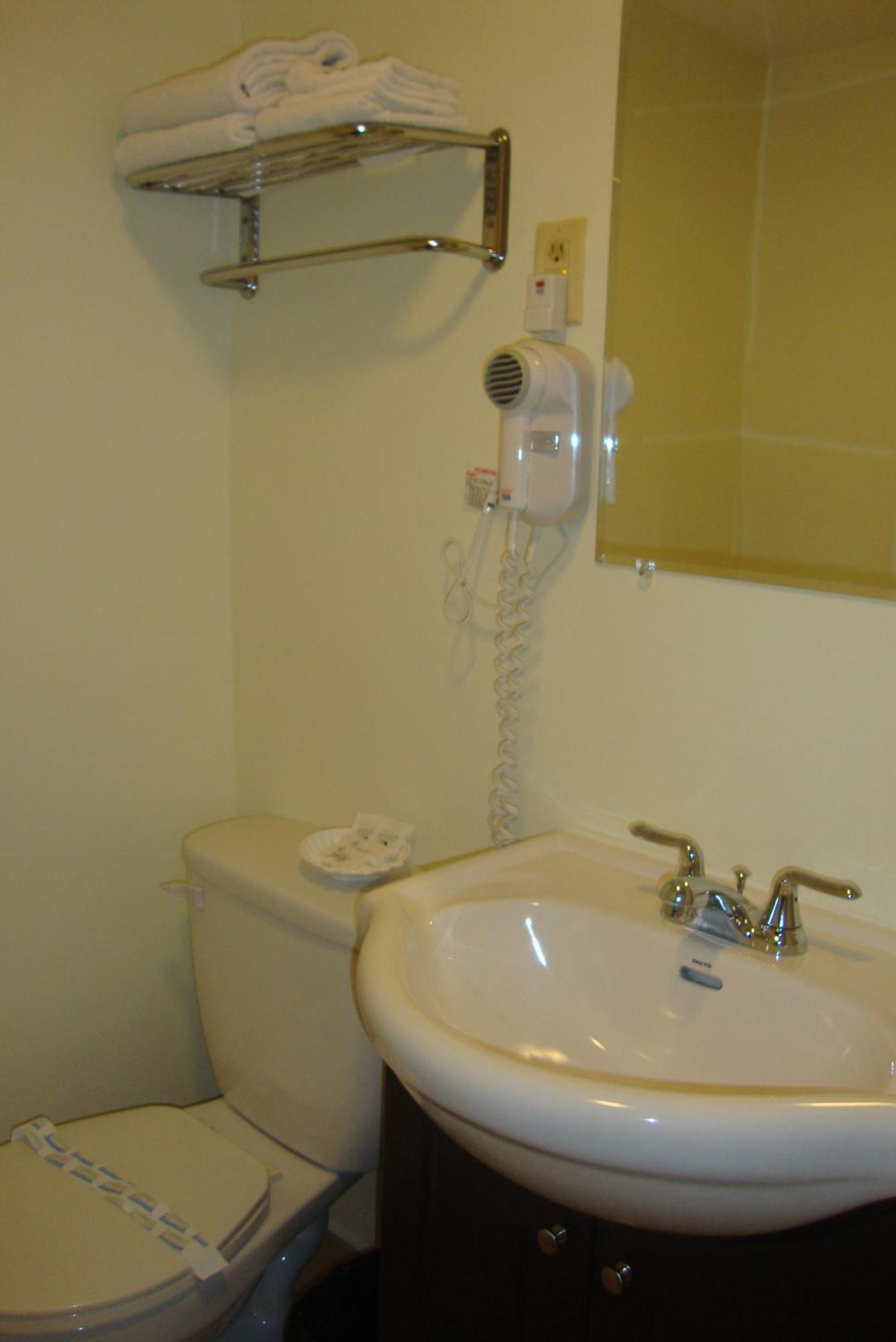 Royal Napanee Inn Greater Napanee ภายนอก รูปภาพ