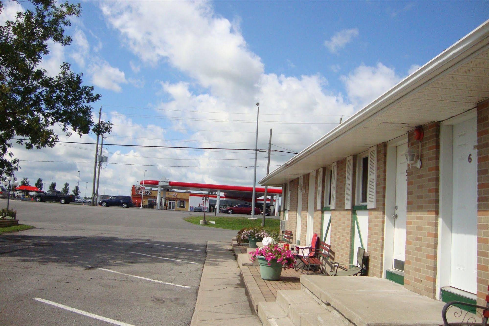 Royal Napanee Inn Greater Napanee ภายนอก รูปภาพ