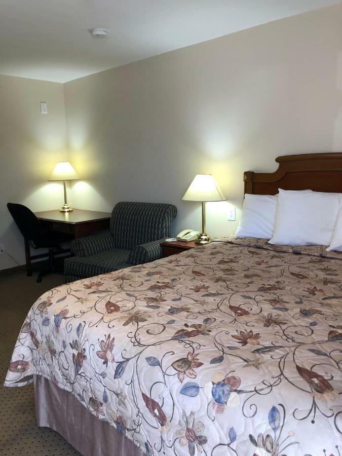 Royal Napanee Inn Greater Napanee ภายนอก รูปภาพ