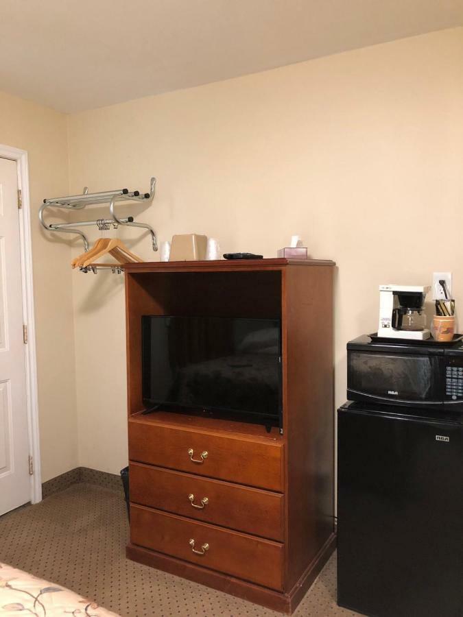 Royal Napanee Inn Greater Napanee ภายนอก รูปภาพ